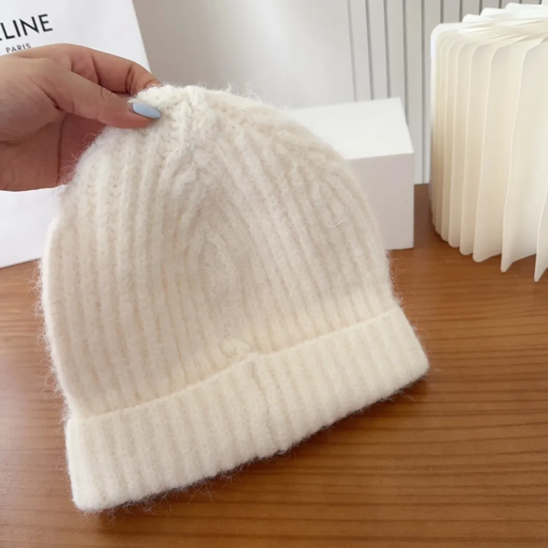 💰56 Crow Heart Autumn and Winter Wool Knitted Beanie This must be a favorite of minimalism. It is clean, neat, fashionable and versatile, and will definitely not be picky about your face shape! A fashionable classic that lasts forever! Fashionable black and white can be purchased together!